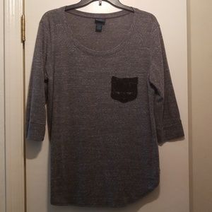 Cute top with lace pocket